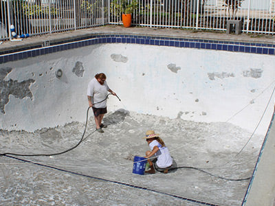 What’s Included in Swimming Pool Cleaning Services?